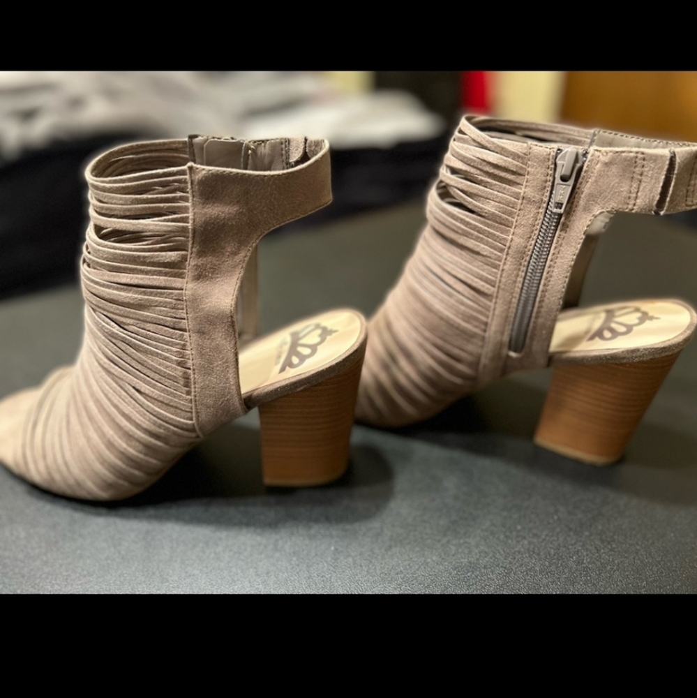 Shoes  size 9